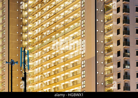 Detail-Foto des high-Rise Wohnungen in der Nacht in Osaka Japan Stockfoto