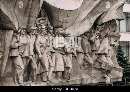 Flachrelief der Sowjetzeit auf alte Fassade Nemiga Straße in Minsk, Weißrussland Stockfoto