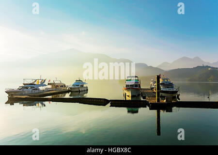 Boote am Sonne-Mond-See bei Sonnenaufgang Stockfoto