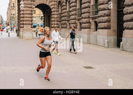 Stockholm, Schweden - 30. Juli 2014: Junge attraktive Mädchen laufen in der Nähe des Königspalastes In Gamla Stan. Stockfoto