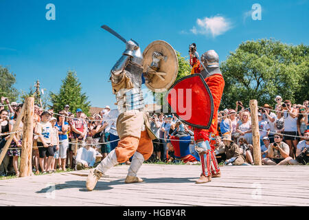 Ethnologisches, Belarus - July19, 2014: Denkmalpflege der ritterlichen Kämpfe auf Festival der mittelalterlichen Kultur. Ritter im Kampf mit Schwertern Stockfoto