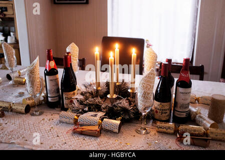 Esstisch für Weihnachtsessen mit Kerzen ausgebreitet Stockfoto