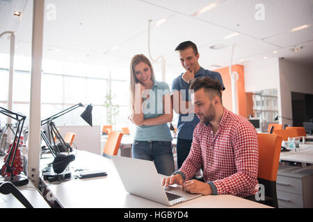 Gruppe von Jugendlichen Arbeiter mit Computer in städtischen alternative Studio - Geschäftskonzept, Personal- und Spaß über die Arbeitszeit - Start Stockfoto