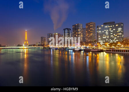 Panorama mit Eiffelturm bei Nacht, Paris Frankreich Stockfoto