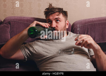 Betrunkener Mann Alkohol trinken. Stockfoto