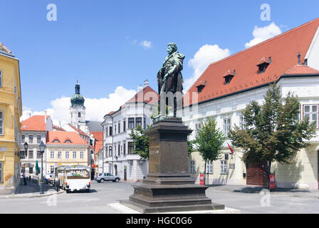 Györ (Raab): Wiener Tor Platz, Denkmal für Károly Kisfaludy, im Hintergrund die Liebe Frau Kathedrale, Györ-Moson-Sopron, Ungarn Stockfoto