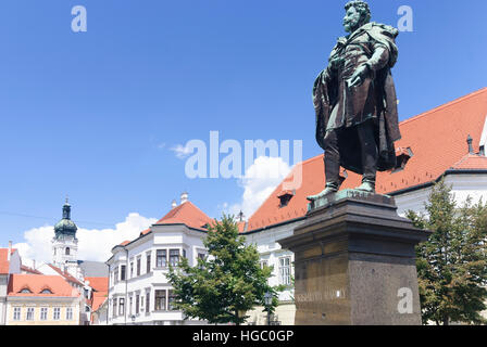 Györ (Raab): Wiener Tor Platz, Denkmal für Károly Kisfaludy, im Hintergrund die Liebe Frau Kathedrale, Györ-Moson-Sopron, Ungarn Stockfoto