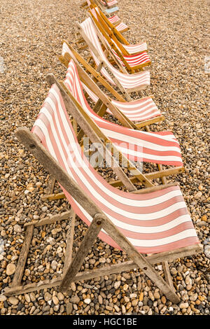 Leere Liegestühle am Strand, Devon, Süd-west England Bier. Stockfoto