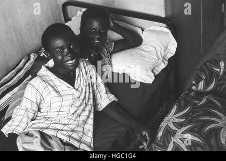 Zwei Schüler/inen Gymnasiums Jaiama Nimi Koro, Sierra Leone, im Jahr 1962. Stockfoto