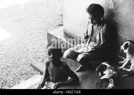 Zwei Kinder beenden ihren Abend Reis bei der EUB Pfarrhaus, Jaiama Nimi Koro, Sierra Leone, 1962. Stockfoto