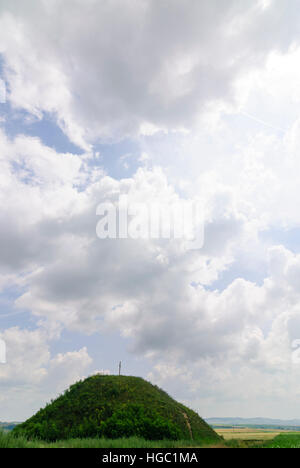 Fläche: Grab-Hügel (Tumulus) aus der älteren Eisenzeit, Weinviertel, Niederösterreich, Niederösterreich, Österreich Stockfoto