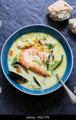 Skandinavische cremige Fischsuppe mit Heilbutt, Garnelen und Muscheln Stockfoto