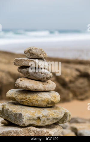 Atlantikküste Landschaft in Europa, mit surft im bewölkten Tag Stockfoto