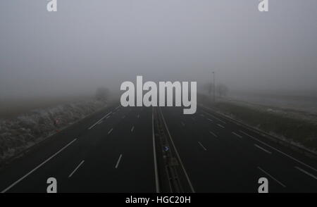 Autoroute A10 in dichtem Nebel in der Nähe von Tours Frankreich Januar 2017 Stockfoto