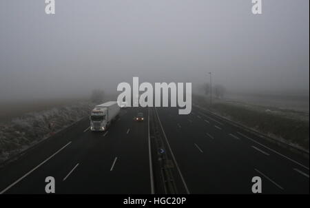 Verkehr auf der Autobahn A10 in dichtem Nebel in der Nähe von Tours Frankreich Januar 2017 Stockfoto