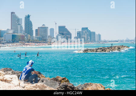 Israel, Tel Aviv-Yafo, Mann trägt israelische Flagge warten auf der Airshow am Independence Day - Yom haatsmaout Stockfoto