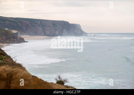 Landschaft-Atlantikküste mit Steinen, Pflanzen und surft im bewölkten Tag Stockfoto