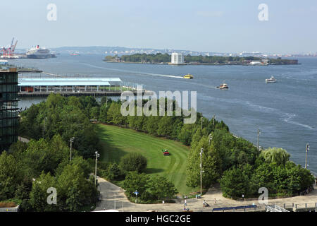 Brooklyn Bridge Park von der Brooklyn Bridge mit Governors Island in der Ferne und Red Hook mit einem Kreuzfahrtschiff gesehen Stockfoto