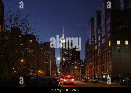 Blick hinunter 33rd Street in Manhattan bei Nacht mit dem Empire State Building im Hintergrund Stockfoto