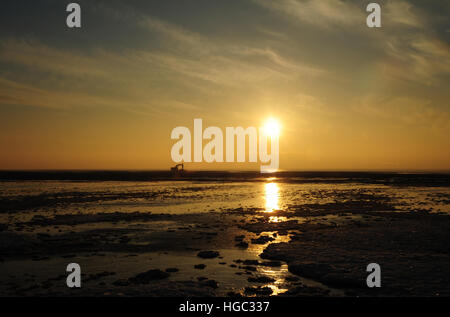 Blick über Meer Eis Sand Strand, Sand-Gewinner Digger und weißen gelben Himmel Sonnenuntergang, nördlich von St. Annes, Lancashire, UK Stockfoto