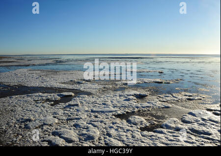 Blauer Himmelsblick nach Südosten über Ribble Mündung, Land-schnell Meer Eis weite Sandstrand östlich von St. Annes, Lancashire, UK Stockfoto