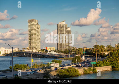 Moderne Eigentumswohnung Türme entlang Miami Beach Waterfront Stockfoto