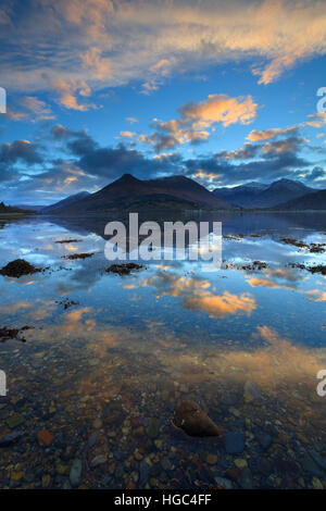 Sunrise gefangen genommen von der North Shore von Loch Leven in den schottischen Highlands mit Pap Glencoe in der Ferne. Stockfoto