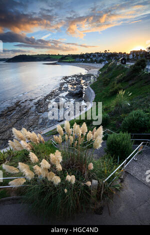 Sonnenuntergang, eingefangen von der Treppe oben Gyllyngvase Strand von Falmouth. Stockfoto