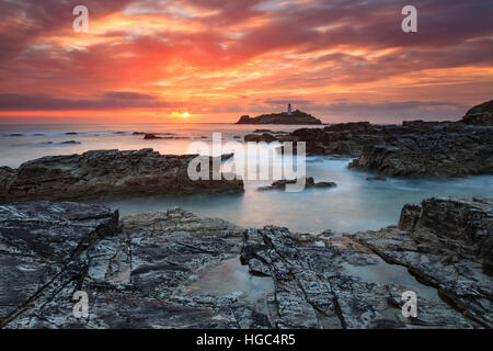 Godrevy Insel und Leuchtturm bei Sonnenuntergang aufgenommen. Stockfoto