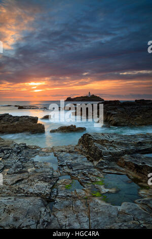 Godrevy Insel und Leuchtturm bei Sonnenuntergang aufgenommen. Stockfoto