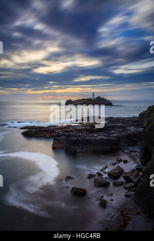 Godrevy Insel und Leuchtturm bei Sonnenuntergang aufgenommen. Stockfoto