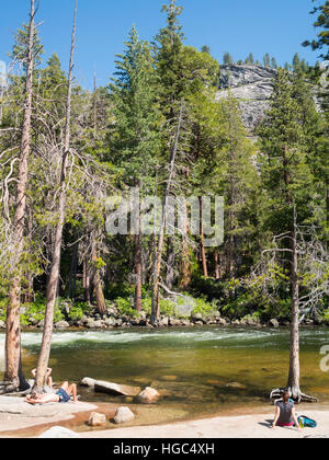 Ruhe von den ruhigen Merced River an der Spitze von Nevada fällt Stockfoto