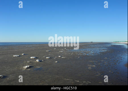 Blauer Himmel anzeigen, Nord-Pier, weißen Meer Eisblöcke und Eisschollen weite auf nassen Strand vor äußeren Promenade St. Annes, UK Stockfoto