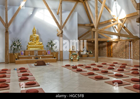 Hemel Hempstead, England - November 2016: im Inneren des Tempels von Amaravati buddhistischen Klosters. Das Kloster ist inspiriert von der thailändischen Waldtradition ein Stockfoto