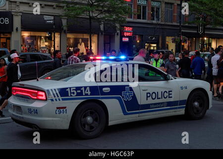 Ein Polizeiauto geparkt auf Sainte-Catherine Street im Herzen der Innenstadt von Montreal, Quebec Stockfoto