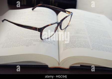 Lesebrille auf Buch Stockfoto