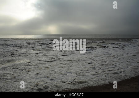 Graue Wolken sehen, Blick nach Süden, um Meerwasser, Land-schnell Meereis am Strand östlich von St. Annes, Fylde Küste, Lancashire, UK zu beruhigen Stockfoto