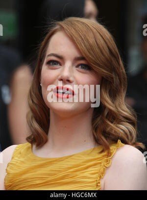 Ryan Gosling und Emma Stone-Hand und Footprint Ceremony Mitwirkende: Emma Stone wo: Hollywood, Kalifornien, Vereinigte Staaten, wann: 7. Dezember 2016 Stockfoto