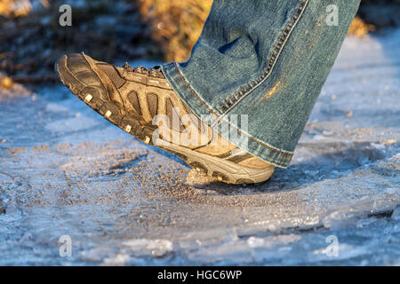 Mensch geht auf ein gefährliches Eis Stockfoto