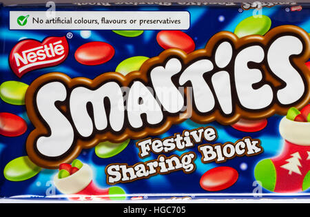 keine Farbstoffe, Aromen oder Konservierungsstoffe - Detail auf Bar von Nestle Smarties festliche Sharing Block von Schokolade Stockfoto