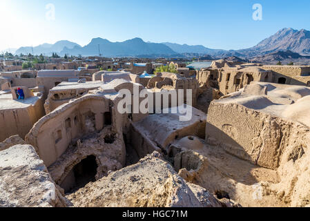 Dach aus Lehm gemauerten Gebäude im alten, verlassenen Teil des Kharanaq Dorf in Ardakan County, Provinz Yazd, Iran Stockfoto