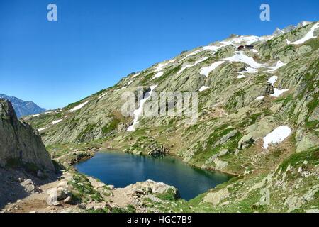 Lac de Cheserys und das Chalet du Lac Blanc in den französischen Alpen. Stockfoto