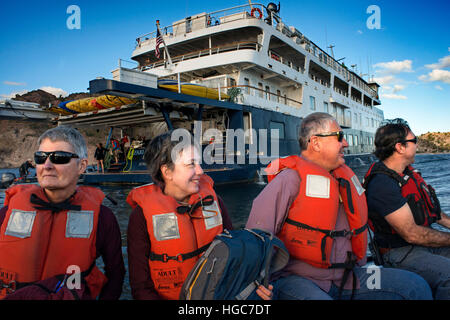 Touristen der Safari Endeavour Kreuzfahrt in Isla San Francisco, Sea of Cortez, Baja California Sur, Mexiko. Stockfoto