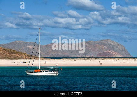 Segelboot in Isla San Francisco, Sea of Cortez, Baja California Sur, Mexiko. Stockfoto