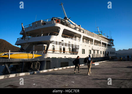 Safari Endeavour Kreuzfahrt in Puerto Escondido in Sea of Cortez, Baja California Sur, Mexiko verankert. Stockfoto