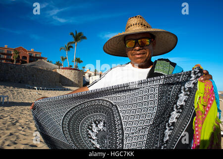 Verkauf von Souvenirs, die Touristen am Strand vor dem Sheraton Hacienda Del Mar Golf & Restort Wellnesshotel, in Los Cabos, Mexiko, Sea of Cortez Stockfoto