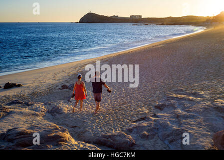 Romantischen Spaziergang am Strand vor dem Sheraton Hacienda Del Mar Golf & Restort Wellnesshotel, in Los Cabos, Mexiko, Sea of Cortez, Baja California. Stockfoto
