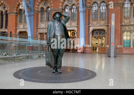 Sir John Betjeman Statue von Martin Jennings bei St Pancras International Station, London, UK. Stockfoto