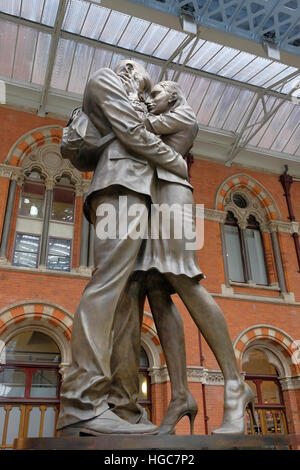 Die Treffpunkt-Skulptur von Paul Day, manchmal auch als "die Liebenden". St. Pancras International Station, London, UK. Stockfoto