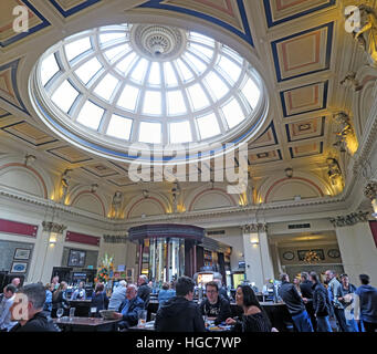 Ein altes, großes viktorianisches Bankgebäude - The Counting House Wetherspoon Pub, 2 St Vincent Place, Glasgow, Schottland, Großbritannien, G1 2DH Stockfoto